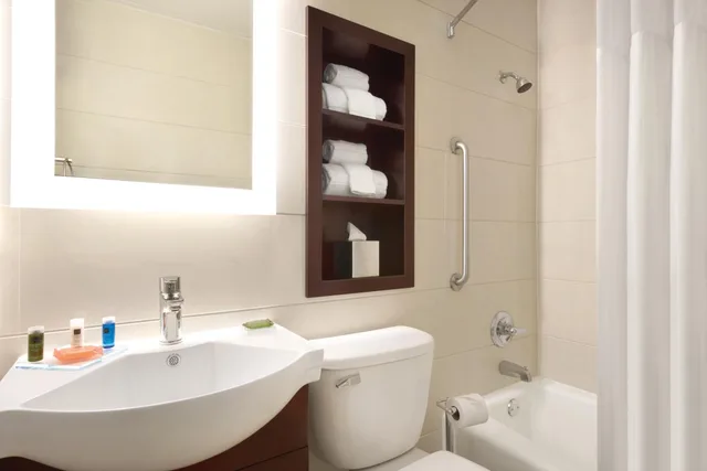غرفة بسرير كوين مع أريكة، Holiday Inn Bloomington Normal 5/5