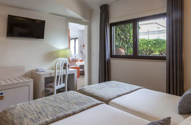 Room, Twin Beds, with Extra Bed, Casa Do Outeiro 4/7