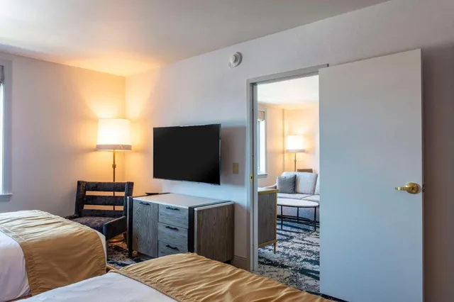 جناح رئاسي بسرير كينج وسريرين كوين لذوي الإعاقة، The Yorktowne Hotel, Tapestry Collection by Hilton 2/6