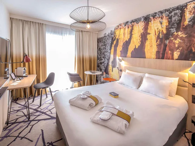 غرفة بريفيليج بسرير مزدوج بإطلالة على المسبح بشرفة، Mercure Cavaillon Portes Du Luberon 1/3