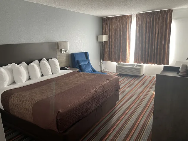 غرفة قياسية بسرير كينج، Quality Inn and Suites Sulphur Springs TX 1/8