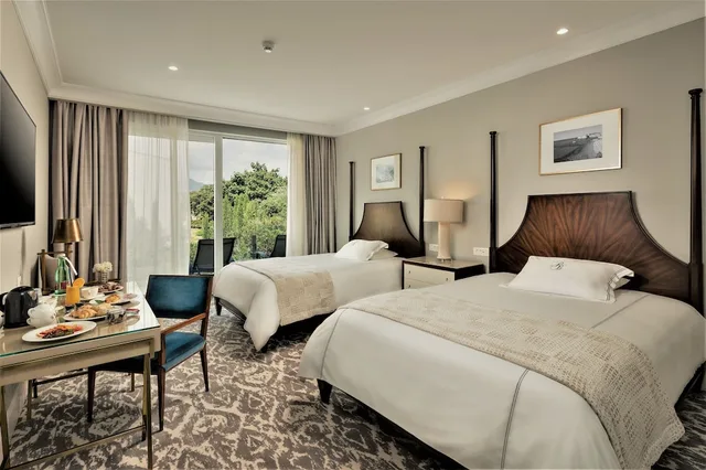 غرفة ديلوكس بسريرين كوين بشرفة، Royal Blue Hotel 4/8