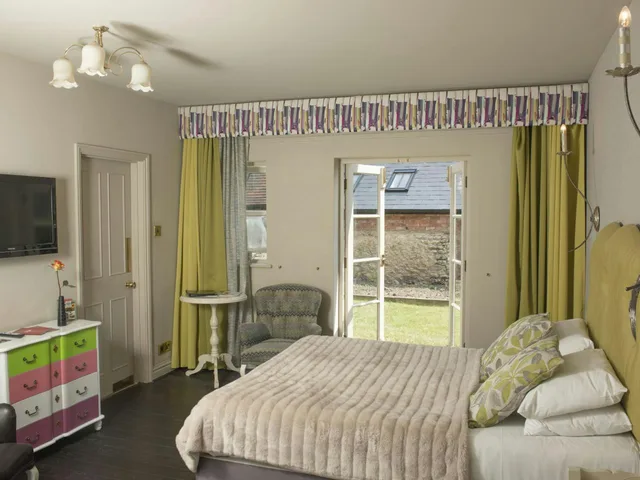 Garden, Double Bed، Spread Eagle 1/1