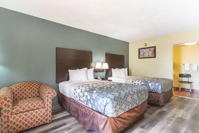 غرفة بسرير مزدوج أو سريرين منفصلين لذوي الإعاقة، Econo Lodge & Suites Clarksville near Governors Square Mall 1/3