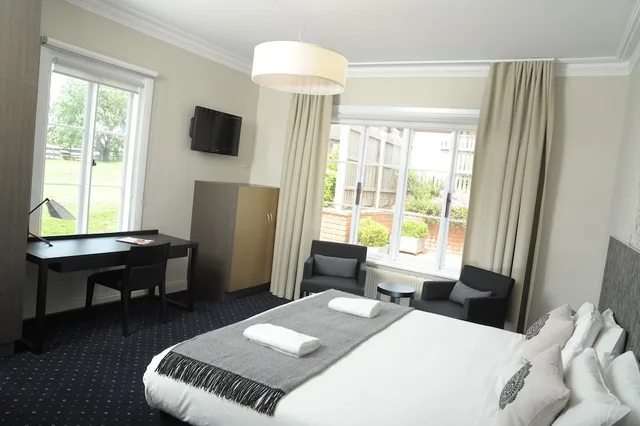 Governor, King Bed، Sovereign Hill Hotel 2/5