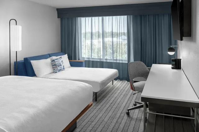 غرفة بسرير كينج بشرفة لذوي الإعاقة، Courtyard by Marriott Flint Grand Blanc 1/4