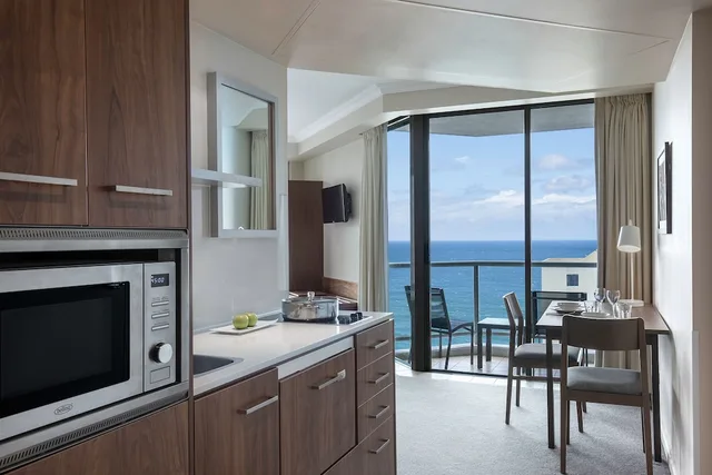 Ocean, Deluxe, Studio, King Bed، Mantra Legends Surfers Paradise 9/10