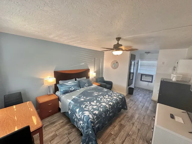 Room, Single, King Bed, Kitchenette, Malibu Resort Motel 3/5