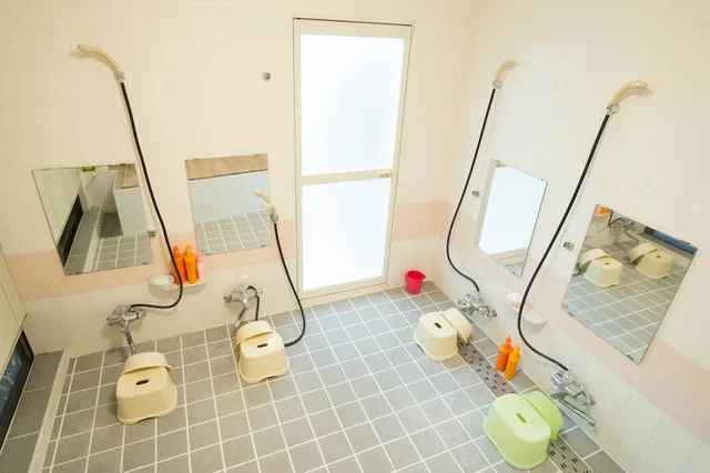 غرفة بسريرين منفصلين بحمام مشترك، A-yard Guesthouse 6/6