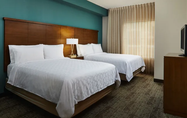 جناح بسرير كينج وسريرين كوين بغرفتي نوم بمطبخ، Staybridge Suites Orlando Airport South 2/7