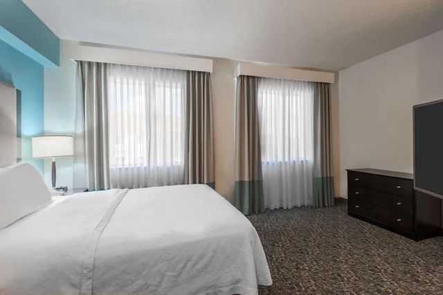 جناح بسرير كوين مع أريكة لذوي الإعاقة، Homewood Suites by Hilton Bonita Springs Naples North 2/9