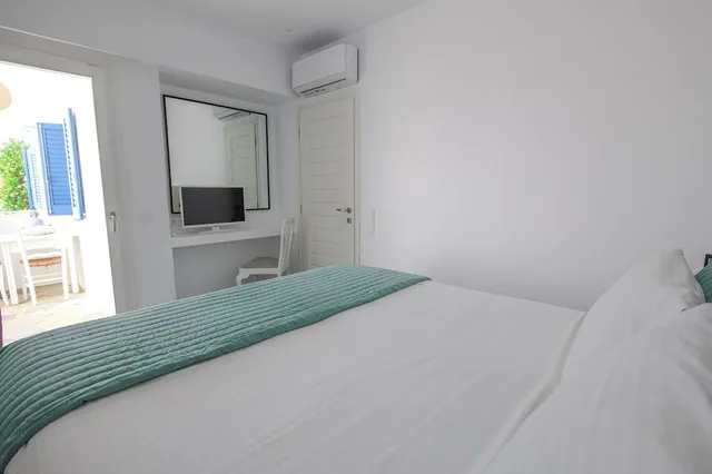 شقة بسرير كينج بشرفة بغرفة نوم واحدة مع أريكة، Alexandros Studios And Apartments 2/3