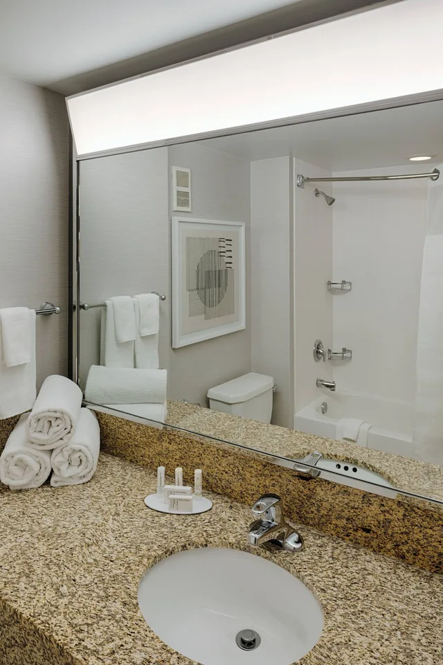 غرفة بسرير كينج بشرفة، Courtyard By Marriott Springfield Downtown 3/4