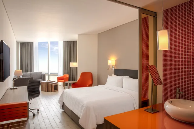 غرفة سوبيريور بسرير كينج، Fiesta Inn Cancun Las Americas 2/2
