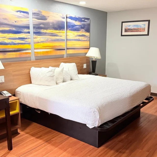 جناح عائلي بسرير كينج وسرير كوين بغرفتي نوم بمطبخ، Days Inn & Suites by Wyndham Winnie 1/5