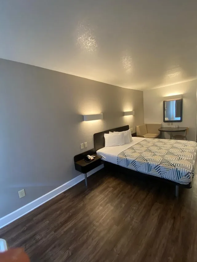 غرفة قياسية بسرير كينج للمدخنين، Motel6 Manchester, TN 2/3