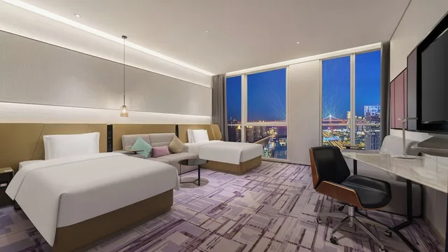 غرفة قياسية بسريرين منفصلين بإطلالة على البحر مع دخول صالة النادي، Crowne Plaza Dalian Xinghai 5/10