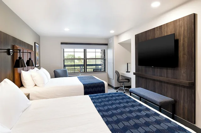 جناح بسريرين كوين، Clubhouse Hotel Suites Sioux Falls 1/3