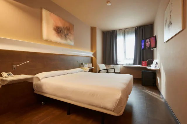 Club, Queen Bed, SILKEN MONUMENTAL NARANCO 4/6