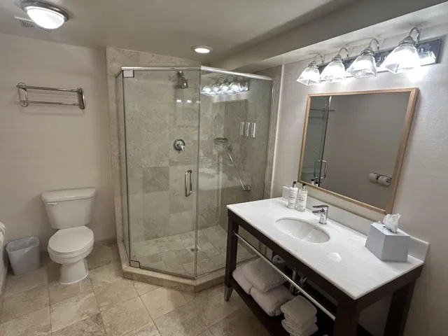 غرفة بسريرين مزدوجين يُسمح فيها بالحيوانات الأليفة، Best Western Premier Plainview-Long Island Hotel 2/2