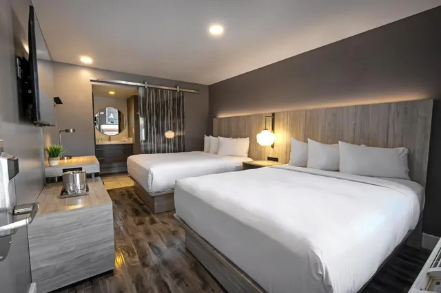 Oasis, 2 Queen Beds، Oasis at Gold Spike 2/3