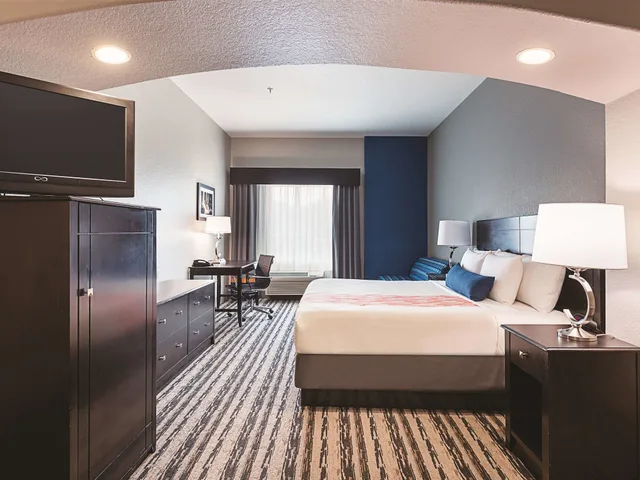 غرفة تنفيذية بسرير كينج لذوي الإعاقة، La Quinta Inn & Suites by Wyndham San Antonio Northwest 3/4