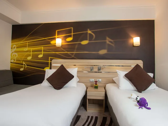 غرفة قياسية بسريرين منفصلين مع أريكة، Novotel Cairo Airport 3/10