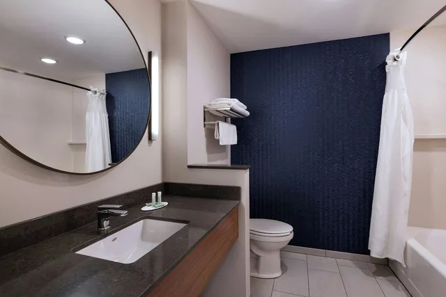 غرفة بسرير كينج، Fairfield Inn & Suites by Marriott Lincoln Crete 9/12
