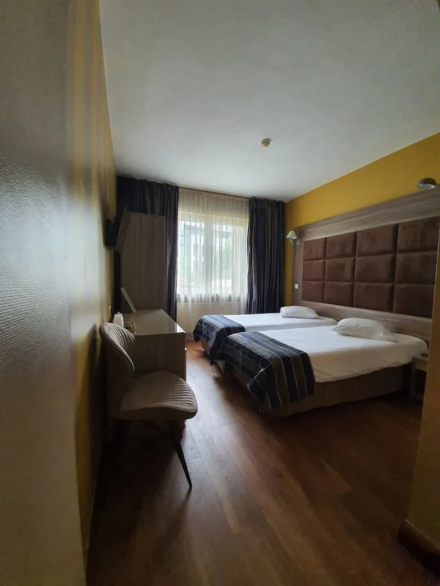 Superior, Twin Beds, Hotel Midi-Zuid 2/5