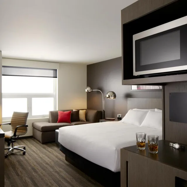 Room, King Bed, Sofa, Den، Hyatt House Portland Airport 1/1