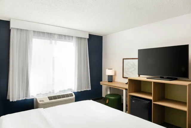 غرفة بسرير كينج لذوي الإعاقة، Spark by Hilton Salt Lake City Airport 2/4