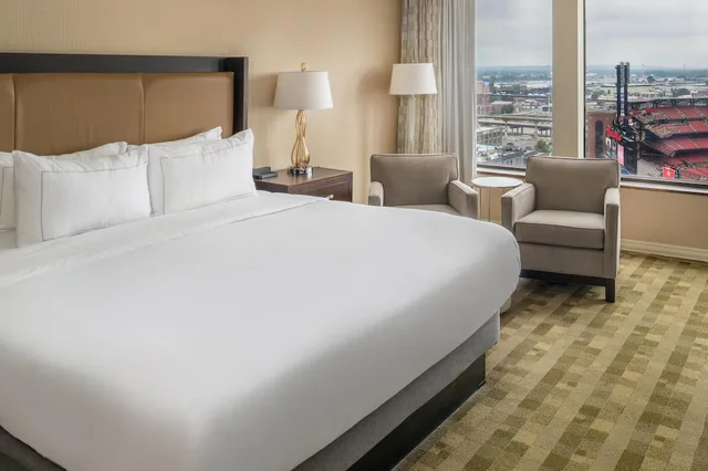 غرفة تنفيذية بسرير كينج مع دخول صالة النادي، Hilton St. Louis at the Ballpark 2/10