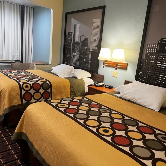 غرفة بسريرين كوين بحوض استحمام لذوي الإعاقة، Super 8 by Wyndham Stafford Sugarland Area 4/10