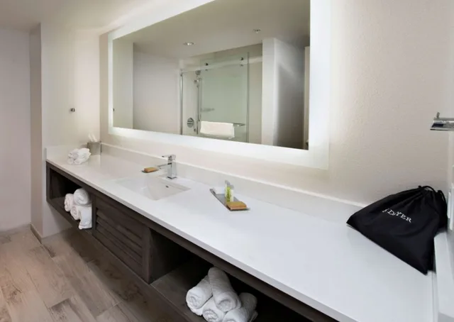 Room, 2 Queen Beds, Gulf Front, Balcony, Accessible، Island House Hotel Orange Beach a Double Tree by Hilton 4/5