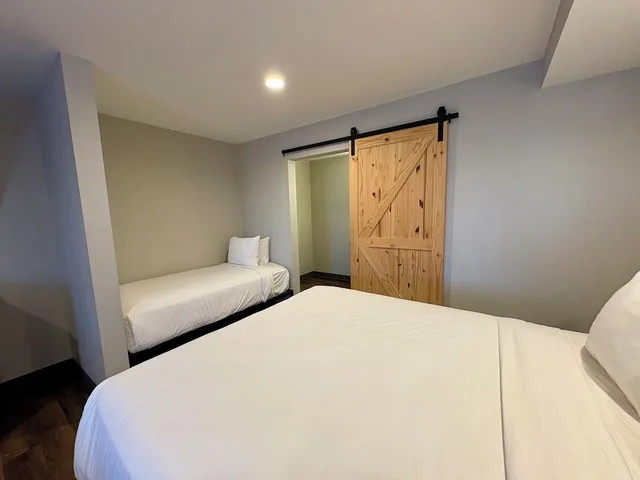 Room, 1 Single and 2 Queen Beds، Americas Best Value Inn-Wall 6/8