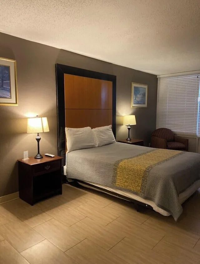 غرفة ديلوكس مفردة بسرير كوين، Apm Inn & Suites 6/10