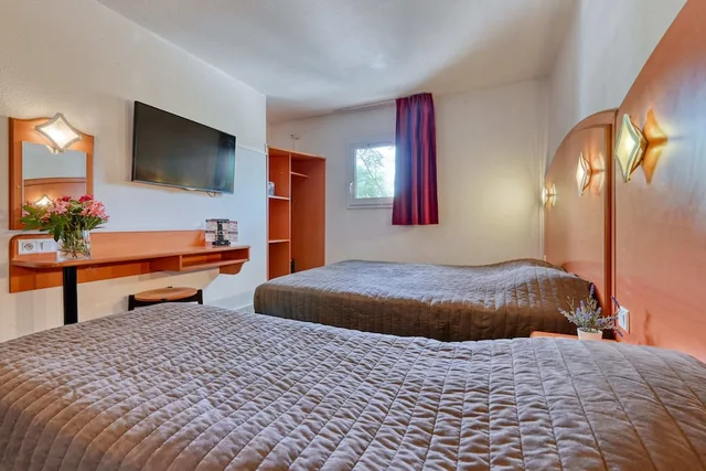 غرفة ثلاثية بسرير كوين وسرير فردي، La Villa Martégale 1/10