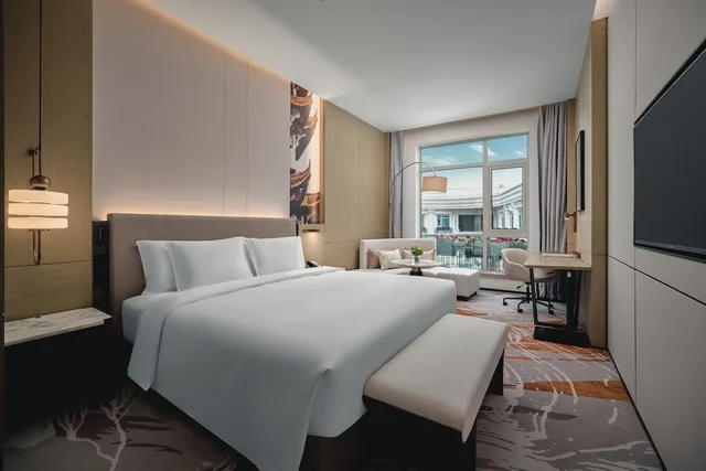 غرفة قياسية بسرير كينج بإطلالة على الحديقة، Crowne Plaza Wuhan Tianhe Airport by IHG 1/2