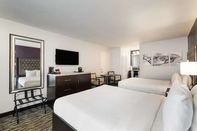 جناح بسريرين كوين مع أريكة يُسمح فيها بالحيوانات الأليفة، Clarion Inn & Suites Across From Universal Orlando Resort 3/10