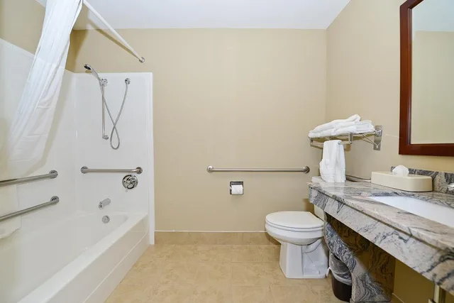 غرفة بسرير كينج بحوض استحمام لذوي الإعاقة، Best Western Plus Prairie Inn 7/8