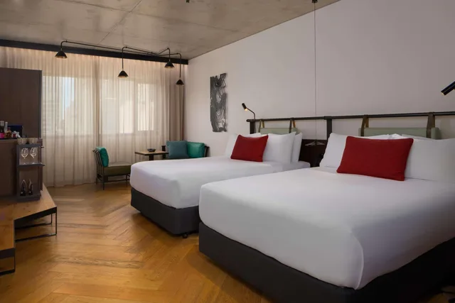 Qt, 2 Double Beds، QT Melbourne 1/2
