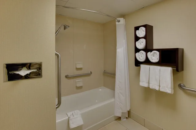 غرفة قياسية بسريرين كوين لذوي الإعاقة، Holiday Inn Exp Winston Salem 5/6
