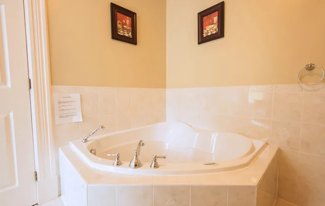 جناح بسرير كوين مع أريكة، Dundee Arms Inn 3/4