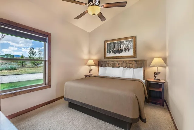 جناح بسرير كينج وسريرين منفصلين بإطلالة على النهر مع أريكة، Yellowstone Valley Lodge Ascend Hotel Collection 1/8