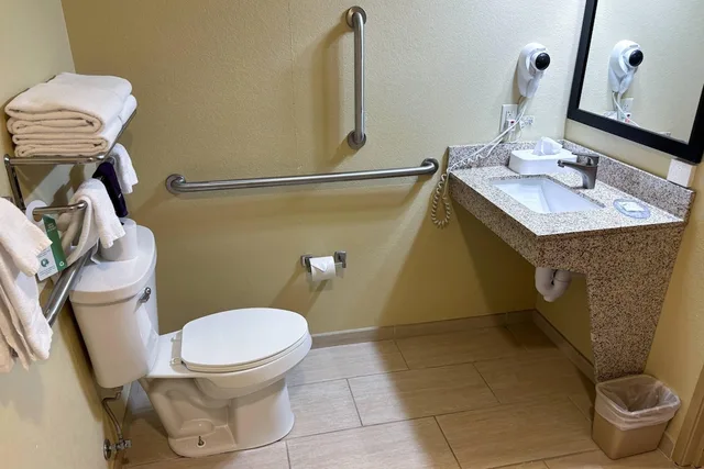 جناح بسرير كينج مع أريكة لذوي الإعاقة، Quality Inn Quinter I-70 5/7