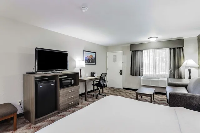 غرفة قياسية بسرير كينج بإطلالة، Best Western Plus Sonora Oaks Hotel & Conference Center 4/8