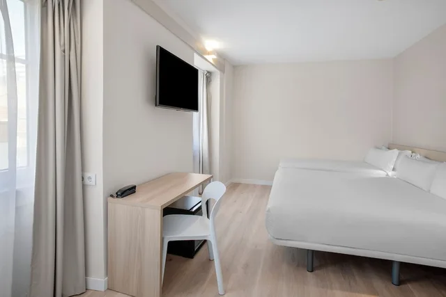 غرفة عائلية بسرير مزدوج وسرير فردي، B&B HOTEL Figueira da Foz 1/2