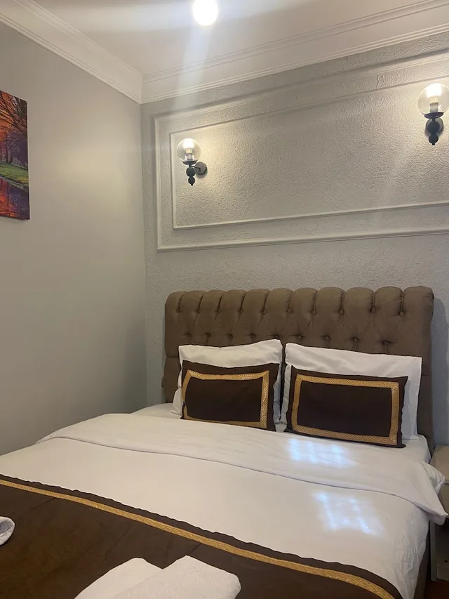 2 Bedrooms, Basement, Apartment, 1 Queen and 2 Queen Beds، Berce Hotel 7/10