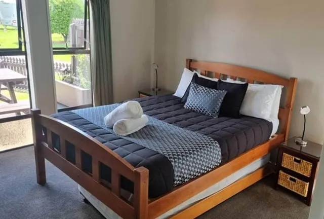 1 Bedroom, Motel, Classic, Queen Bed، Tahuna Beach Kiwi Holiday Park & Motel 2/2