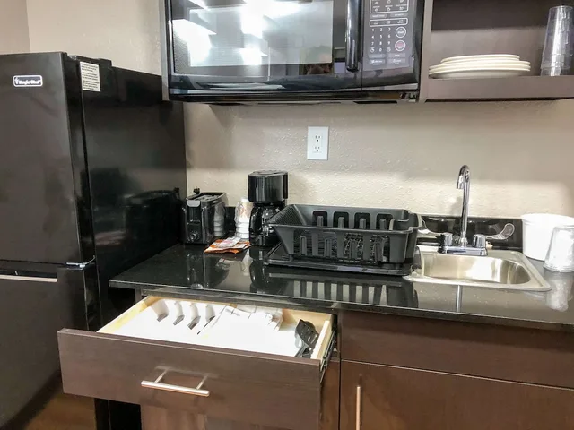 غرفة ديلوكس بسرير كوين بمطبخ صغير، Studio6 Wichita, KS Airport 5/5